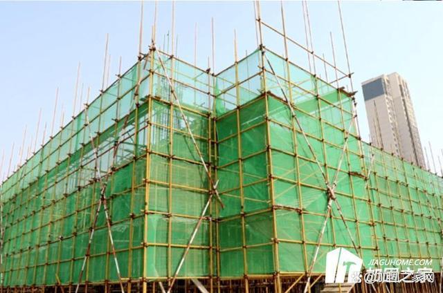 结构加固补强施工时,施工单位会重点考察和检测建筑物的基础工程的
